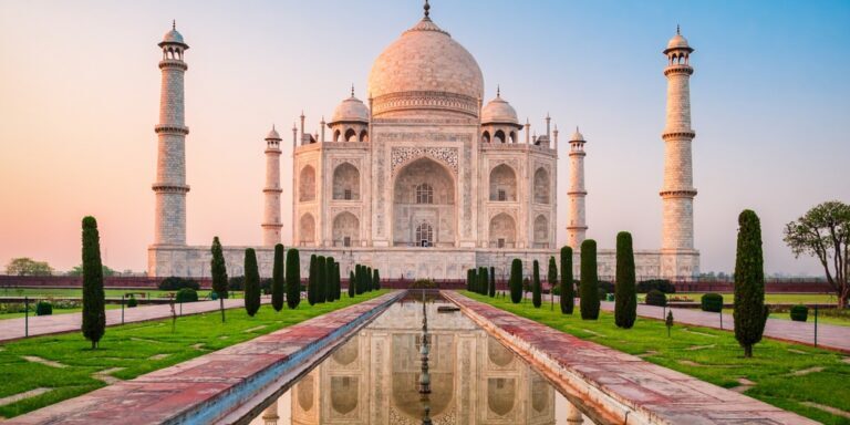 Taj,Mahal,Is,A,White,Marble,Mausoleum,On,The,Bank