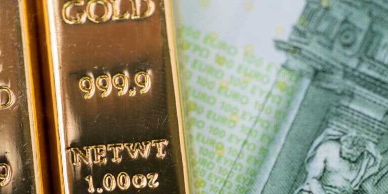 Macro,Shot,Of,Shiny,Bullion,Ingot,Gold,Bar,On,Euro