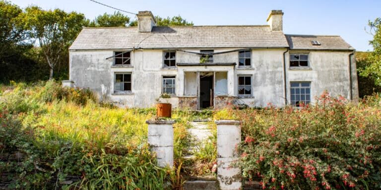 Old,Ruin,Of,A,House,Overlooking,The,Atlantic,Ocean,In