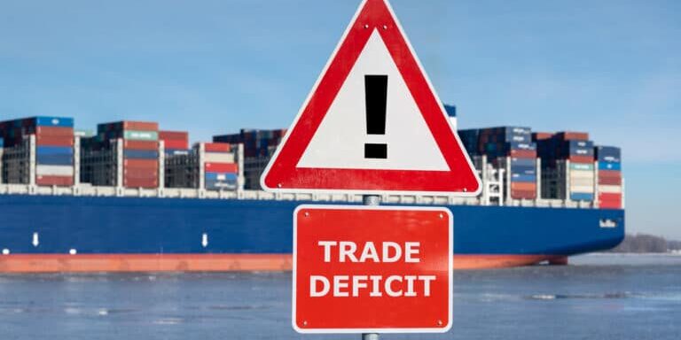 Warning,Sign,With,The,Text,"trade,Deficit",In,Front,Of