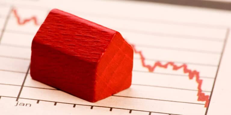 Housing,Market,Concept,Image,With,Graph,And,Toy,House