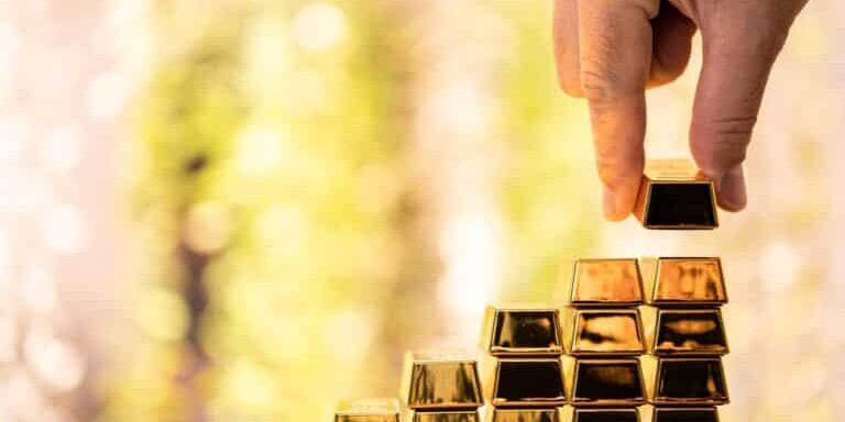 Man,Hand,Hold,The,Gold,Bar,With,High,Value,For