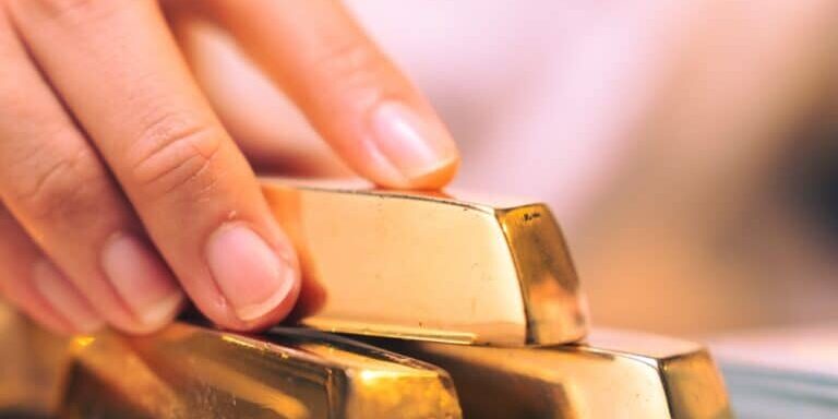 The,Hand,Holding,The,Precious,Gold,Bar,Shows,The,Success