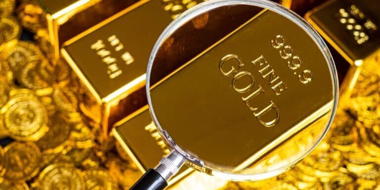 Magnifying,Glass,With,Gold,Bar,Pile,Of,Gold,Coins,Under Central Banks Buying Gold